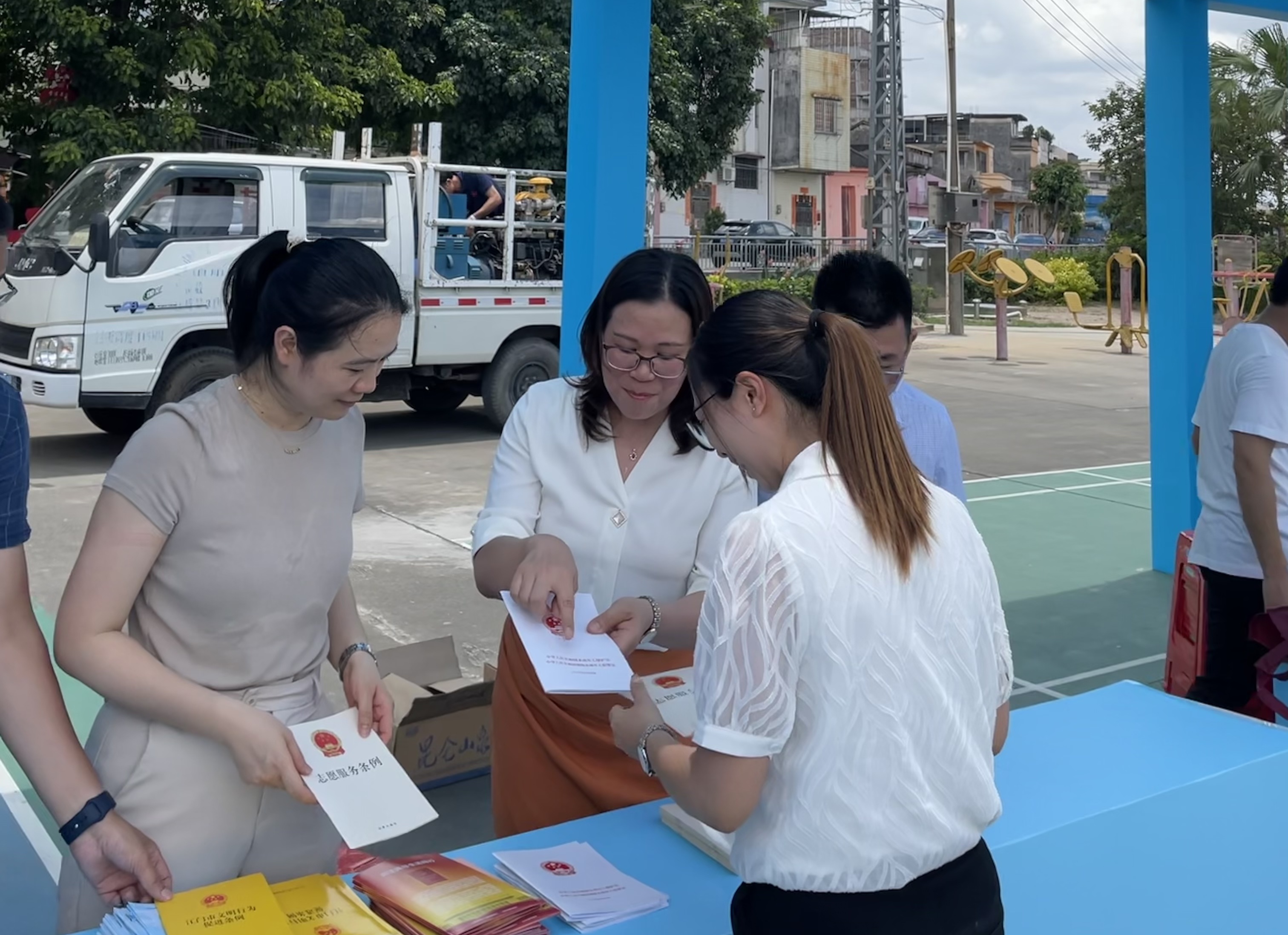 江门市民政局党组成员、副局长林雁冰同志在宣讲活动中为群众讲解《未成年人保护法》_看图王.jpg