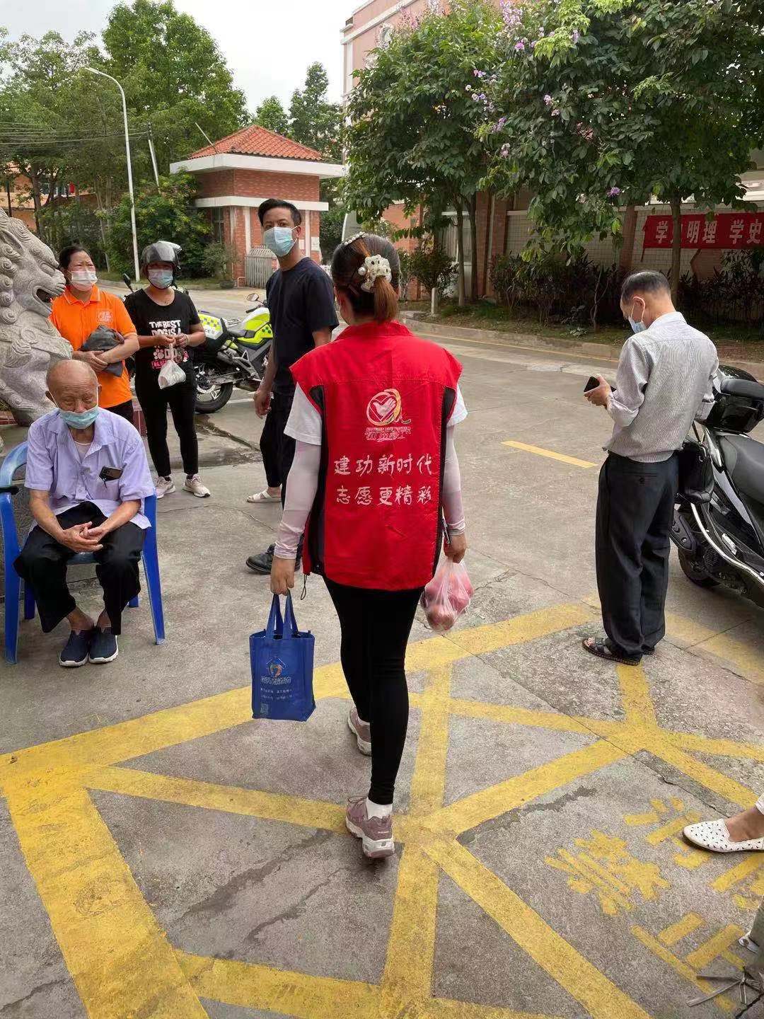 市社会福利院党员义工利用休息时间协助家属送餐送物.jpg