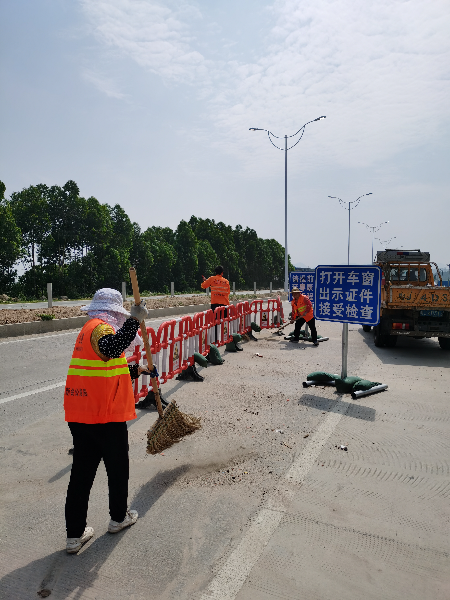 图为茅步公路养护站迅速布设红关便民健康服务站2.jpg