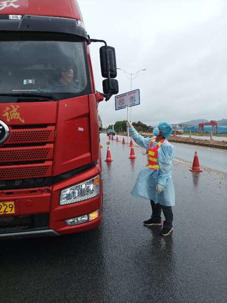 图为黎健标冒雨核查粤康码.jpg