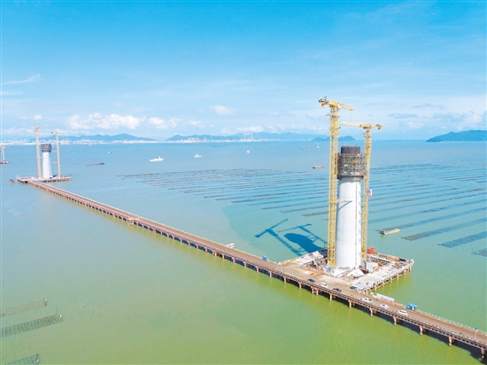 我市适度超前加强交通基础设施建设，今年上半年全市交通重点项目完成投资计划的116.6%。图为建设中的黄茅海大桥。