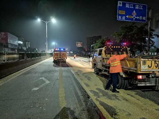 清理路障2（江门市恩平公路局养护中心提供).jpg