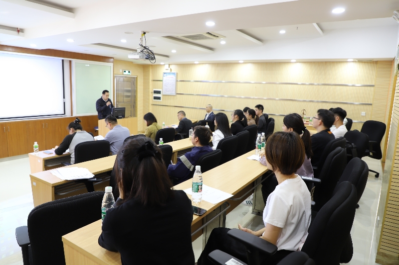 农村电商学员相关负责人介绍基地情况.jpg