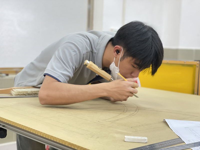 12.江门市新会技师学院谭键泉在精细木工项目中获得铜牌，入选世界技能大赛省集训队.png