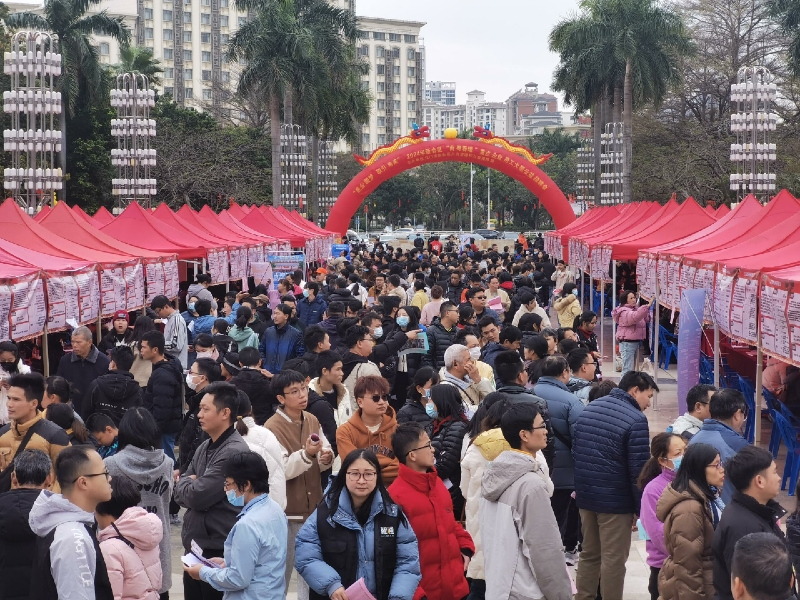 2月24日上午，新会区人社局在名人广场举行2024年新会区“南粤春暖”重点企业用工大型公益招聘会。.jpg