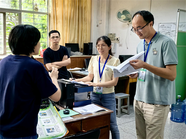 图2：检查学校卫生管理档案.jpg