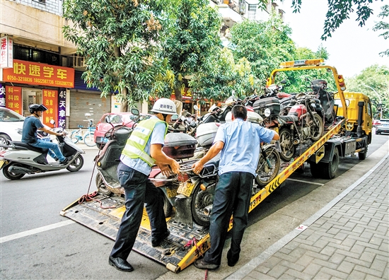 《清理僵尸车》（组照）